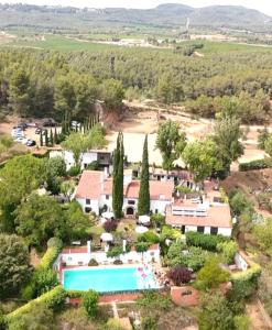 una vista aérea de una villa con piscina en Comarquinal Bioresort Penedes en San Quintín de Mediona