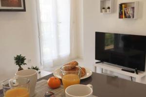 un tavolo con due bicchieri di succo d'arancia e pane di New contemporary house, Orsay-Saclay near Paris and Versailles 35m2 a Orsay
