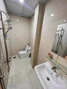 Un baño con lavabo e inodoro. en khách sạn Vạn Thành Đạt, en Ho Chi Minh 14 fotos más