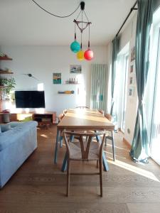 uma sala de estar com uma mesa e um sofá em Terrazza18 em Milão