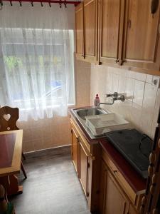 Kuchyňa alebo kuchynka v ubytovaní Z&T Apartmanok