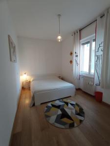 um quarto com uma cama e um tapete no chão em Terrazza18 em Milão