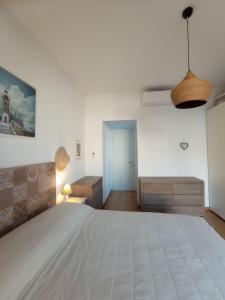 um quarto com uma cama grande num quarto em Terrazza18 em Milão