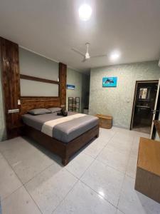 圖杜的住宿－圖杜潛水旅館，一间卧室,卧室内配有一张大床