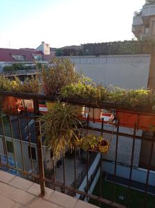uma varanda cheia de plantas no topo de um edifício em Terrazza18 em Milão