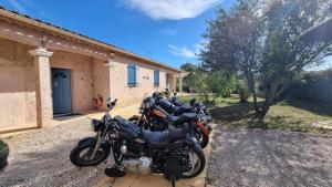 eine Gruppe von Motorrädern, die vor einem Gebäude geparkt sind in der Unterkunft Villa de charme Mas de la Cigaline & chambres d'hôtes chez Dany 83 in Garéoult