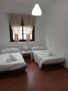 Un dormitorio con dos camas y una ventana. en VILLA BILBILIS con piscina privada, barbacoa y parking, en Linares 22 fotos más