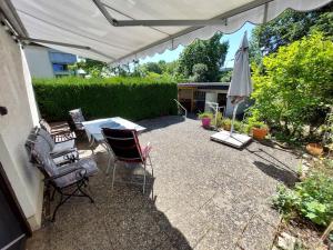 Zell am MainにあるGroßzügige Wohnung mit Terrasse Würzburg, Zellのパティオ(テーブル、パラソル、椅子付) +6枚の写真