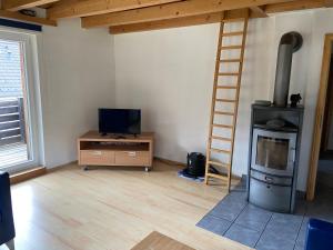 Ferienwohnung im Herzen Graubündens電視和／或娛樂中心 +3 張相片
