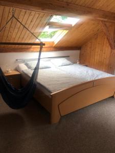 uma cama com rede de descanso num quarto em Ubytování Háj em Jindřichovice