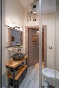 un bagno con lavandino e specchio di Civico 65 ad Arezzo Altre 10 foto