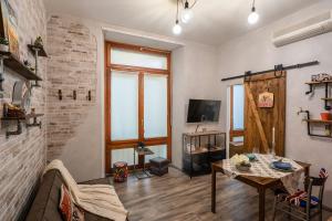 un soggiorno con un tavolo e una tv di Civico 65 ad Arezzo