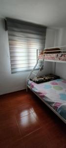 - une chambre avec des lits superposés et une fenêtre dans l'établissement Apartamento Ortuella, à Ortuella