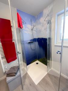 uma casa de banho com chuveiro e vista para o oceano em Bird Mountain Lodge am Vulkanradweg - keine Monteure 