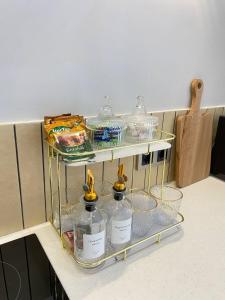 une étagère avec trois bouteilles au-dessus d'un comptoir dans l'établissement Batysmura Бизнес, à Atyraū