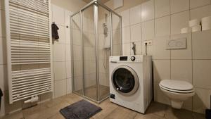 Ein Badezimmer in der Unterkunft APARTMENTS KREMSTAL
