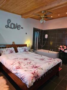 Ein Bett oder Betten in einem Zimmer der Unterkunft Baron Park House
