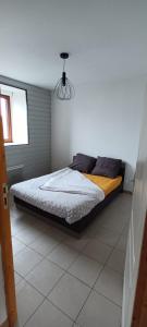 1 dormitorio con 1 cama en una habitación en Chez Julien, en Bréal-sous-Montfort