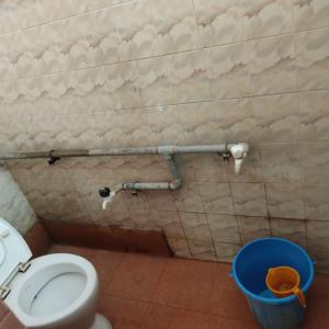 uma casa de banho com um WC e uma lata de lixo em G R MANSION em Vellore