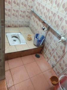 uma casa de banho com WC e piso em azulejo em G R MANSION em Vellore