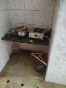 uma cozinha com fogão e uma tigela no balcão em G R MANSION em Vellore