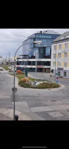 eine leere Straße mit einem Gebäude und einer Straßenbeleuchtung in der Unterkunft Nina Apartment in Wiener Neustadt