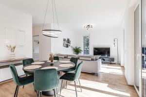 a dining room and living room with a table and chairs at JAMA Natur Pur, Freies Parken, Gruppe&Familie in Erlangen