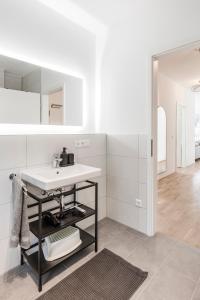 a white kitchen with a sink and a mirror at JAMA Natur Pur, Freies Parken, Gruppe&Familie in Erlangen