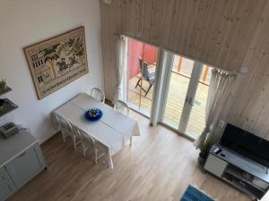 ein Wohnzimmer mit einem weißen Tisch und einem TV in der Unterkunft Semi-detached house with lakeview in Tällberg 6 beds in Tällberg