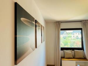 a room with a window and a picture on the wall at Ruhe und Natur pur im Spreewald. in Kolkwitz
