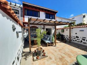 a patio with a pergola on a house at Oasis El Palmeral de Agaete in Agaete