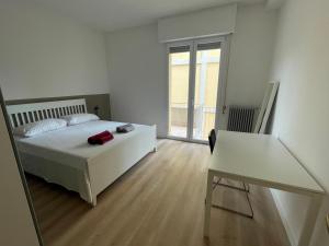 - une chambre blanche avec un lit et une table dans l'établissement Casa Bea & Stefi, à Padoue