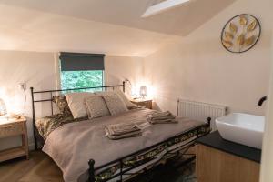 ein Schlafzimmer mit einem Bett und einem Waschbecken in der Unterkunft Fenna's Holiday Home in Exloo