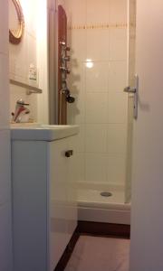 La salle de bains est pourvue d'une douche, d'un lavabo et d'une baignoire. dans l'établissement Sunny Private Bedrooms nearby Bois de Vincennes, à Fontenay-sous-Bois