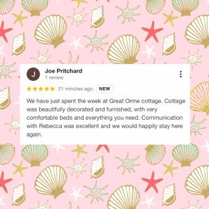 uma imagem de uma página Web com shells sobre um fundo rosa em Great Orme Cottage, The Great Orme, Llandudno em Llandudno
