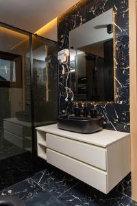 W łazience znajduje się umywalka i lustro. w obiekcie Villa Selzo lux w mieście Pale