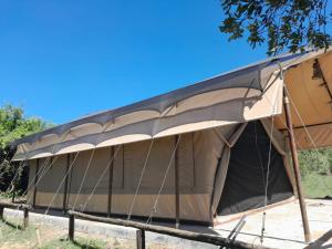 ein im Bau befindliches Gebäude mit einem Dach in der Unterkunft ilkerin camp maasai mara in Sekenani