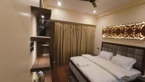 um quarto com uma cama grande num quarto em Ratna Hotel & Banquet em Muzaffarpur