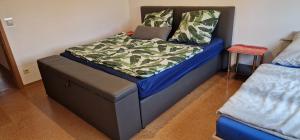 een bed in een kamer met een blauwe nachtkastje bij Ferienwohnung zwischen Rhein und Schwarzwald in Bischweier