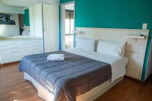 a bedroom with a large bed with a blue wall at Bella Vista in San Carlos de Bariloche