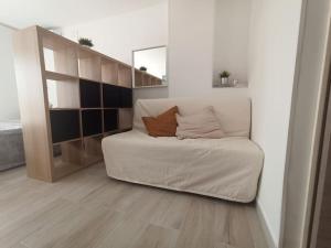 Un sofá blanco en una sala de estar. en Mariana Home, en Benalmádena