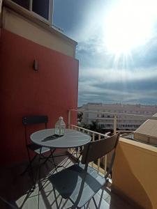 una mesa y sillas en un balcón soleado en Mariana Home, en Benalmádena 10 fotos más