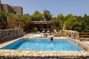 Bazén v ubytování Blue Vista Patmos pool studio nebo v jeho okolí