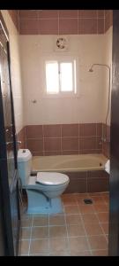 a bathroom with a toilet and a bath tub at شقة واسعة غرفتين نوم وصالة in Tabuk