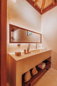 愛妮島的住宿－ALON Villas，一间带水槽和镜子的浴室
