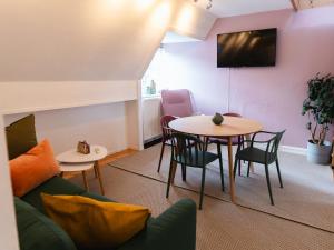 sala de estar con mesa, sillas y sofá en Quiet apartment en Copenhague