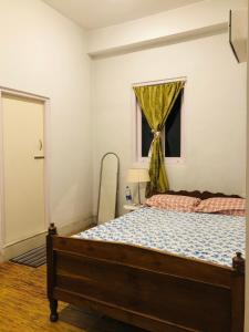 - une chambre avec un lit et une fenêtre dans l'établissement Sherpas Enclave, à Kalimpong