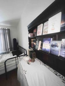 um quarto com uma mesa com livros numa prateleira em Private Room BeachFront Apartment em Portsmouth