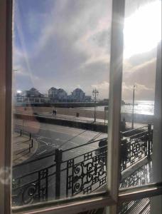 uma vista para a praia a partir de uma janela em Private Room BeachFront Apartment em Portsmouth