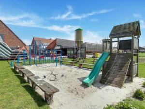 um parque infantil com um escorrega e um escorrega em In de Wollekjes em Merksplas